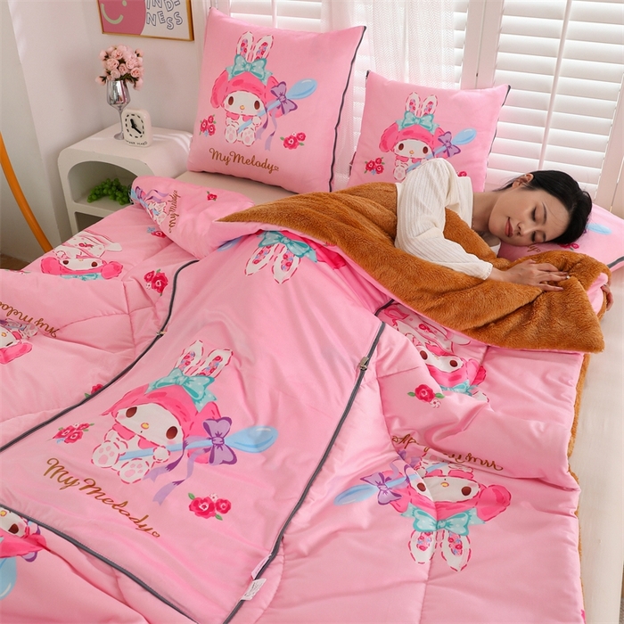 91家纺网 家纺一手货源 找家纺 照世家纺 2024新款三丽鸥印花抱枕被（控价59、82、109、139） 美乐蒂