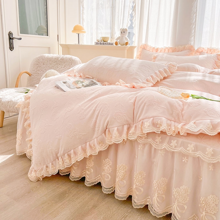 91家纺网 家纺一手货源 找家纺 虹星家纺 2024新款雕花夹棉蕾丝牛奶绒床裙四件套-罗马花园 罗马花园 梦幻粉