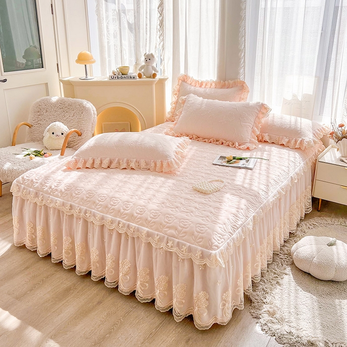 91家纺网 家纺一手货源 找家纺 虹星家纺 2024新款雕花夹棉蕾丝牛奶绒床裙四件套-罗马花园 罗马花园 梦幻粉