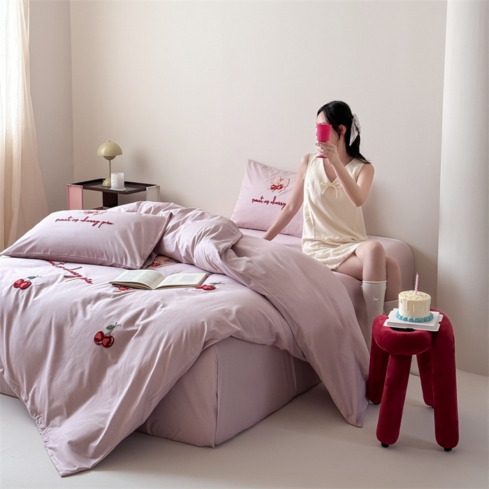 91家纺网 家纺一手货源 找家纺 （总）窝米 2025春季新品40S高定毛巾绣刺绣款四件套-小樱结