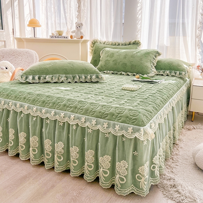 91家纺网 家纺一手货源 找家纺 虹星家纺 2024新款雕花夹棉蕾丝牛奶绒床裙-罗马花园 罗马花园 果绿