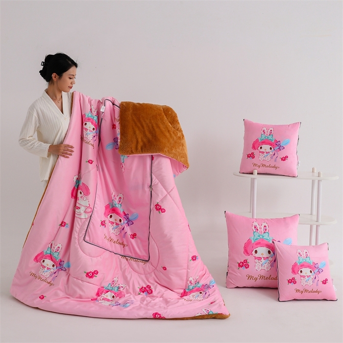 91家纺网 家纺一手货源 找家纺 照世家纺 2024新款三丽鸥印花抱枕被（控价59、82、109、139） 美乐蒂