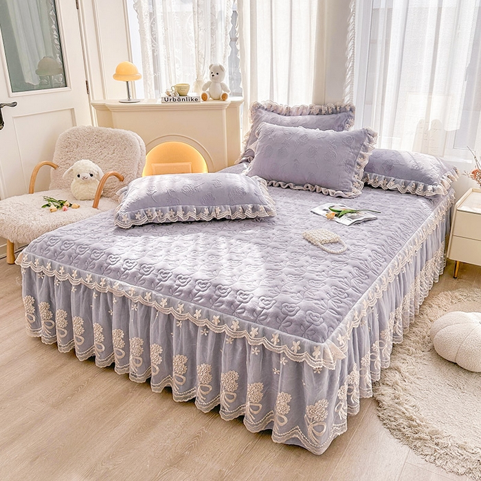 91家纺网 家纺一手货源 找家纺 虹星家纺 2024新款雕花夹棉蕾丝牛奶绒床裙-罗马花园 罗马花园 香芋紫