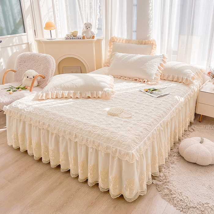 91家纺网 家纺一手货源 找家纺 虹星家纺 2024新款雕花夹棉蕾丝牛奶绒床裙-罗马花园 罗马花园 象牙白