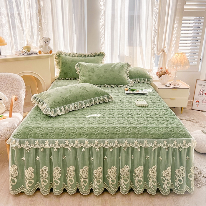 91家纺网 家纺一手货源 找家纺 虹星家纺 2024新款雕花夹棉蕾丝牛奶绒床裙-罗马花园 罗马花园 果绿