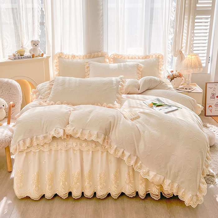 91家纺网 家纺一手货源 找家纺 虹星家纺 2024新款雕花夹棉蕾丝牛奶绒床裙-罗马花园 罗马花园 象牙白