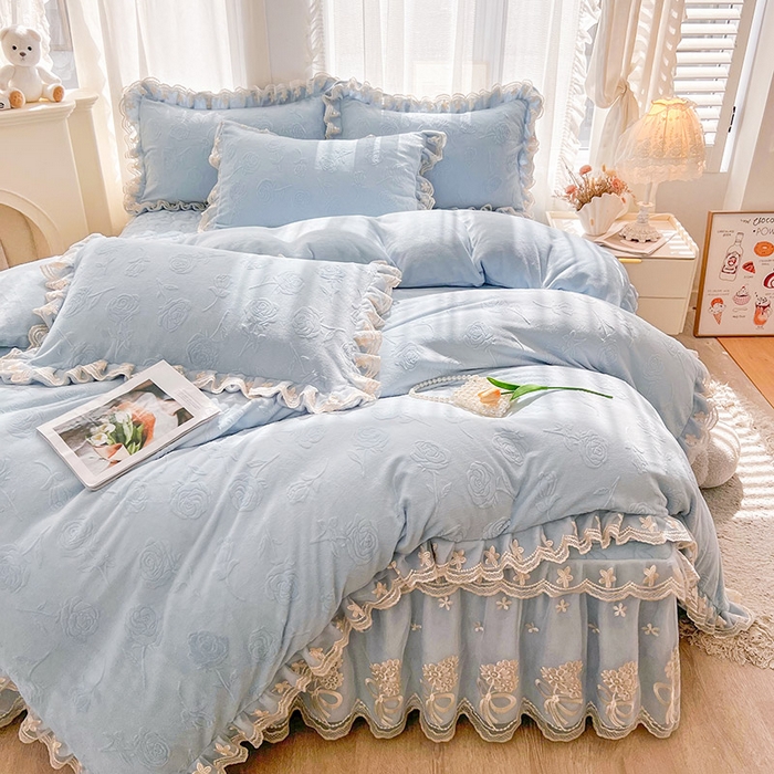 91家纺网 家纺一手货源 找家纺 虹星家纺 2024新款雕花夹棉蕾丝牛奶绒床裙四件套-罗马花园 罗马花园 天蓝