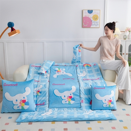91家纺网 家纺一手货源 找家纺 （总）照世家纺 2024新款卡通三丽鸥水晶绒多功能带袖一体式抱枕被