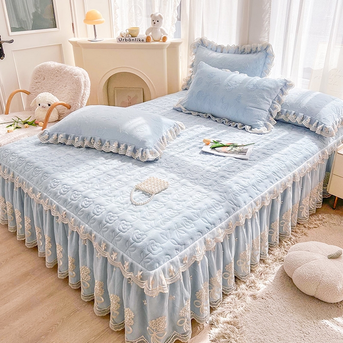 91家纺网 家纺一手货源 找家纺 虹星家纺 2024新款雕花夹棉蕾丝牛奶绒床裙-罗马花园 罗马花园 天蓝