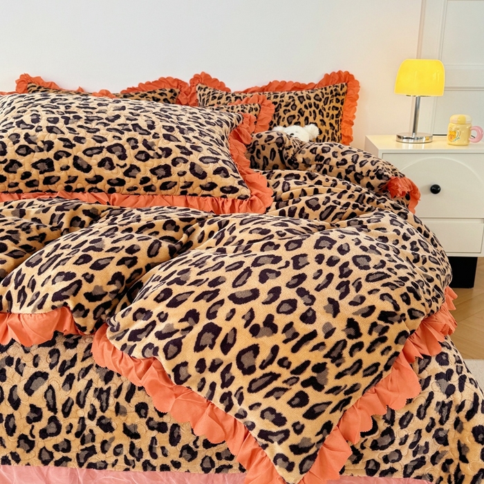 91家纺网 家纺一手货源 找家纺 添越 2024新款牛奶绒夹棉床盖三件套四件套 豹纹