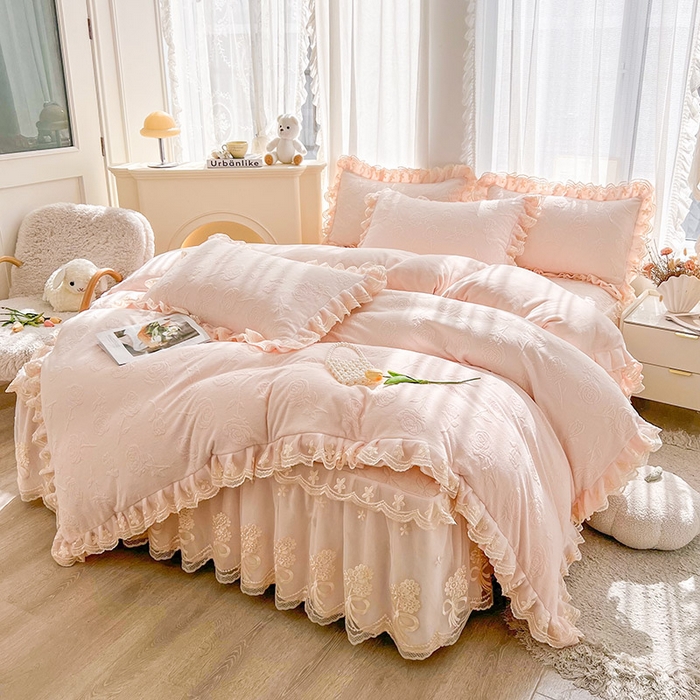 91家纺网 家纺一手货源 找家纺 虹星家纺 2024新款雕花夹棉蕾丝牛奶绒床裙四件套-罗马花园 罗马花园 梦幻粉