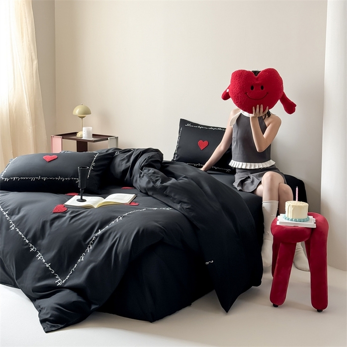 91家纺网 家纺一手货源 找家纺 窝米 2025春季新品40支高定毛巾绣刺绣款四件套-Love Love-神秘黑