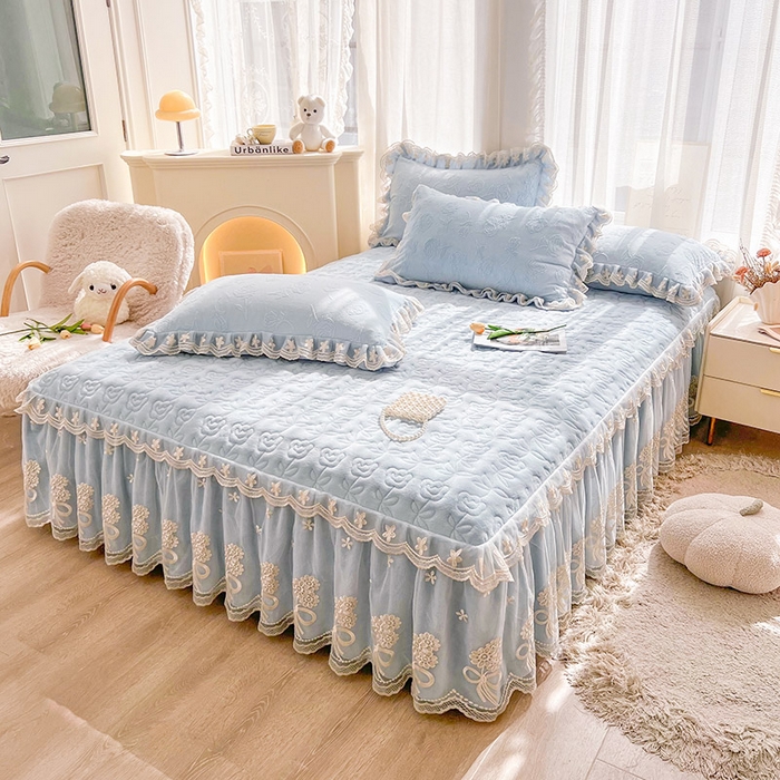 91家纺网 家纺一手货源 找家纺 虹星家纺 2024新款雕花夹棉蕾丝牛奶绒床裙四件套-罗马花园 罗马花园 天蓝