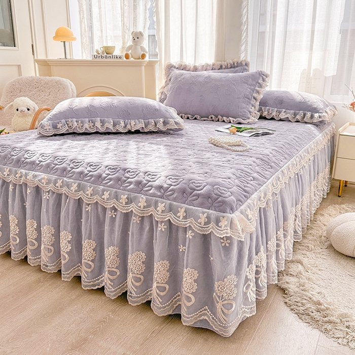 91家纺网 家纺一手货源 找家纺 虹星家纺 2024新款雕花夹棉蕾丝牛奶绒床裙-罗马花园 罗马花园 香芋紫