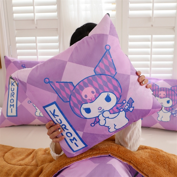 91家纺网 家纺一手货源 找家纺 照世家纺 2024新款三丽鸥印花抱枕被（控价59、82、109、139） 库洛米