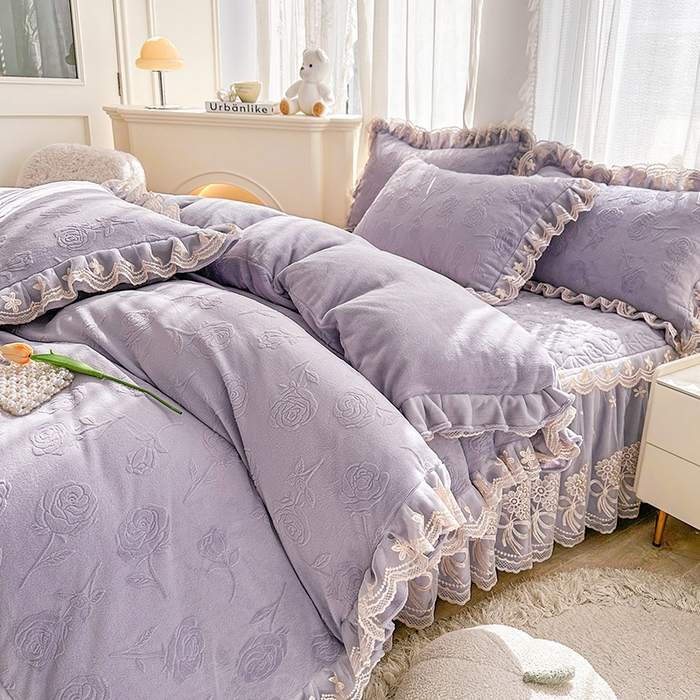91家纺网 家纺一手货源 找家纺 虹星家纺 2024新款雕花夹棉蕾丝牛奶绒床裙四件套-罗马花园 罗马花园 香芋紫