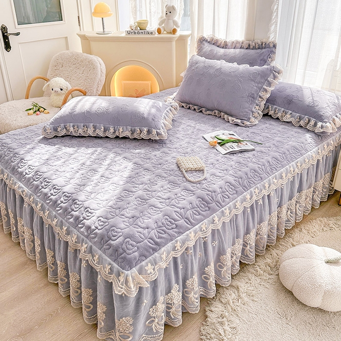 91家纺网 家纺一手货源 找家纺 虹星家纺 2024新款雕花夹棉蕾丝牛奶绒床裙-罗马花园 罗马花园 香芋紫