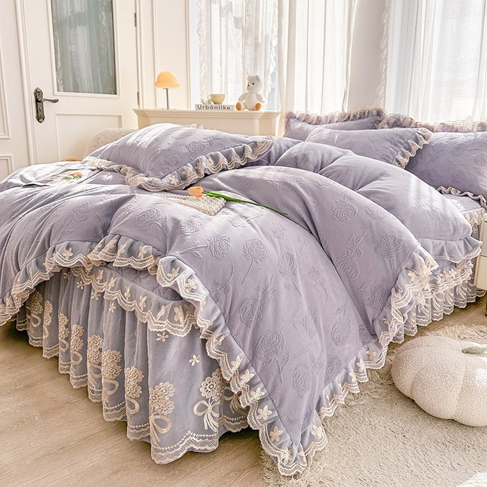 91家纺网 家纺一手货源 找家纺 虹星家纺 2024新款雕花夹棉蕾丝牛奶绒床裙四件套-罗马花园 罗马花园 香芋紫