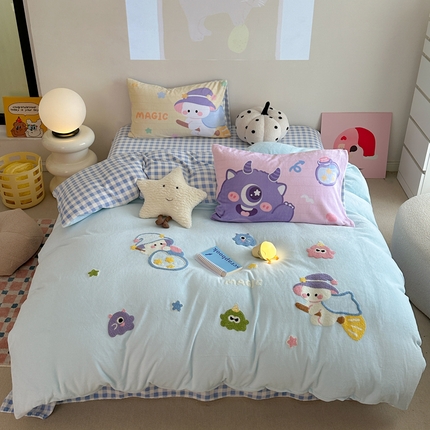 91家纺网 家纺一手货源 找家纺 眠屿家纺 2024新款牛奶绒毛巾绣四件套 牛奶绒星星魔法师