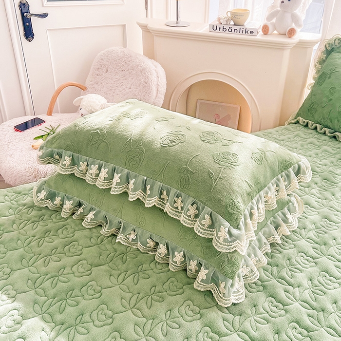 91家纺网 家纺一手货源 找家纺 虹星家纺 2024新款雕花夹棉蕾丝牛奶绒床裙-罗马花园 罗马花园 果绿