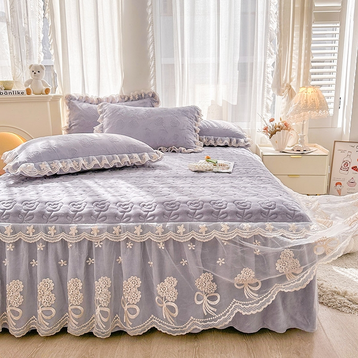 91家纺网 家纺一手货源 找家纺 虹星家纺 2024新款雕花夹棉蕾丝牛奶绒床裙-罗马花园 罗马花园 香芋紫