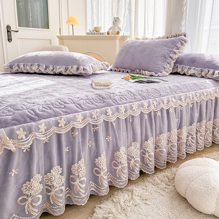 91家纺网 家纺一手货源 找家纺 虹星家纺 2024新款雕花夹棉蕾丝牛奶绒床裙-罗马花园 罗马花园 香芋紫