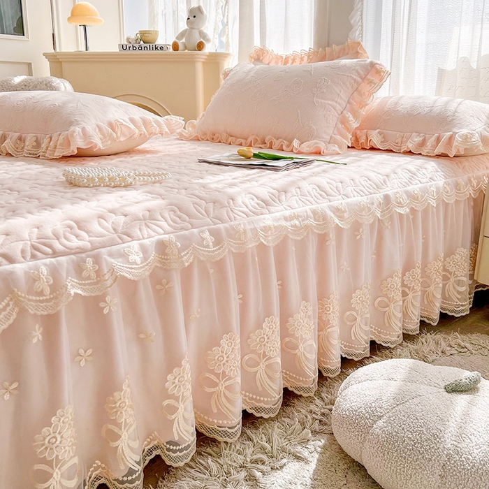 91家纺网 家纺一手货源 找家纺 虹星家纺 2024新款雕花夹棉蕾丝牛奶绒床裙-罗马花园 罗马花园 梦幻粉