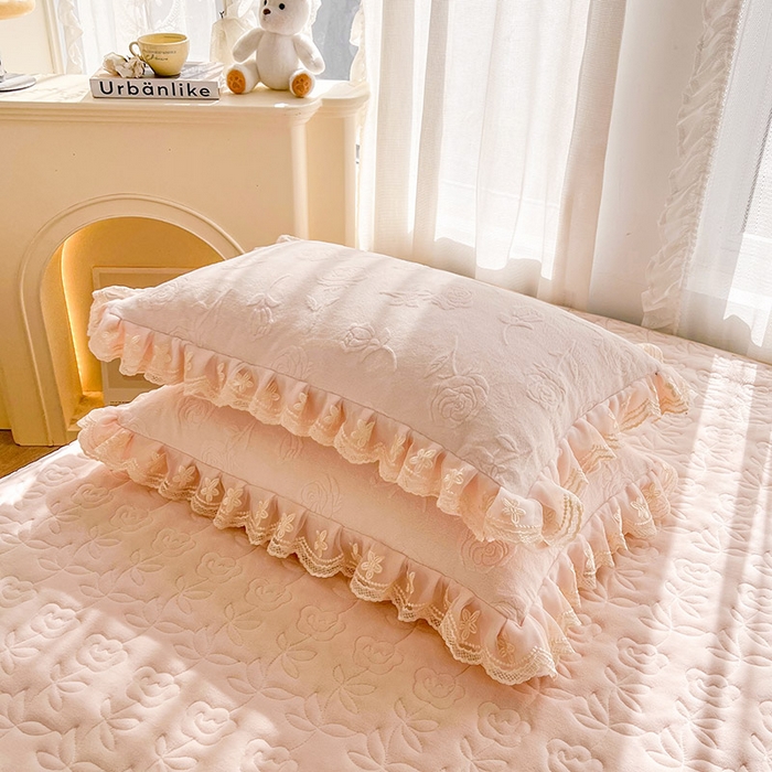 91家纺网 家纺一手货源 找家纺 虹星家纺 2024新款雕花夹棉蕾丝牛奶绒床裙-罗马花园 罗马花园 梦幻粉