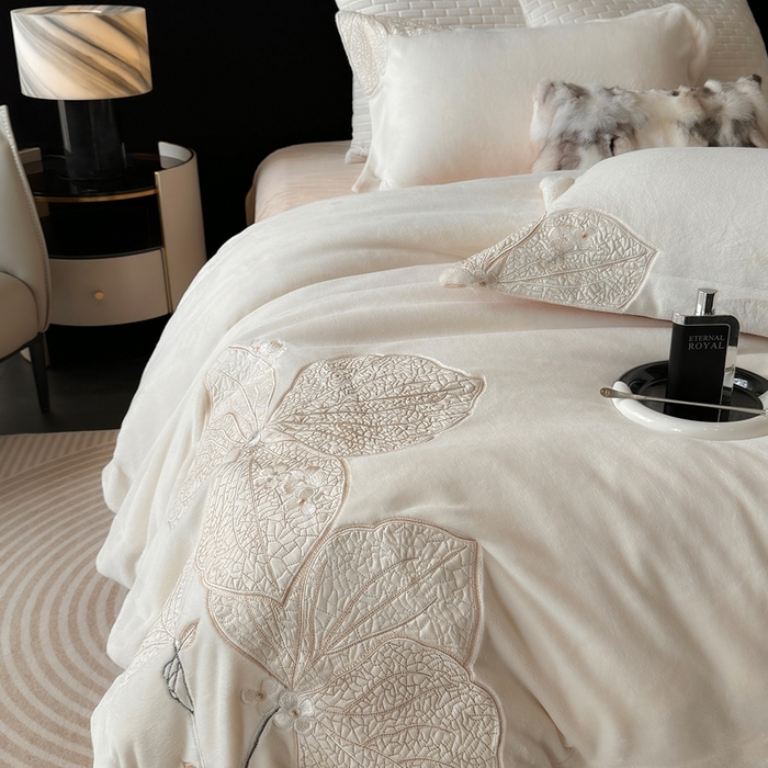 91家纺网 家纺一手货源 找家纺 沐白家居 2024新款全消光高克重锦芙牛奶绒绣花四件套-香雪兰 香雪兰-奶油白