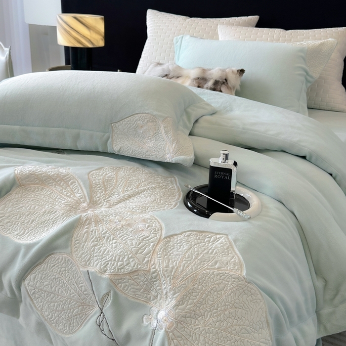 91家纺网 家纺一手货源 找家纺 沐白家居 2024新款全消光高克重锦芙牛奶绒绣花四件套-香雪兰 香雪兰-薄荷蓝