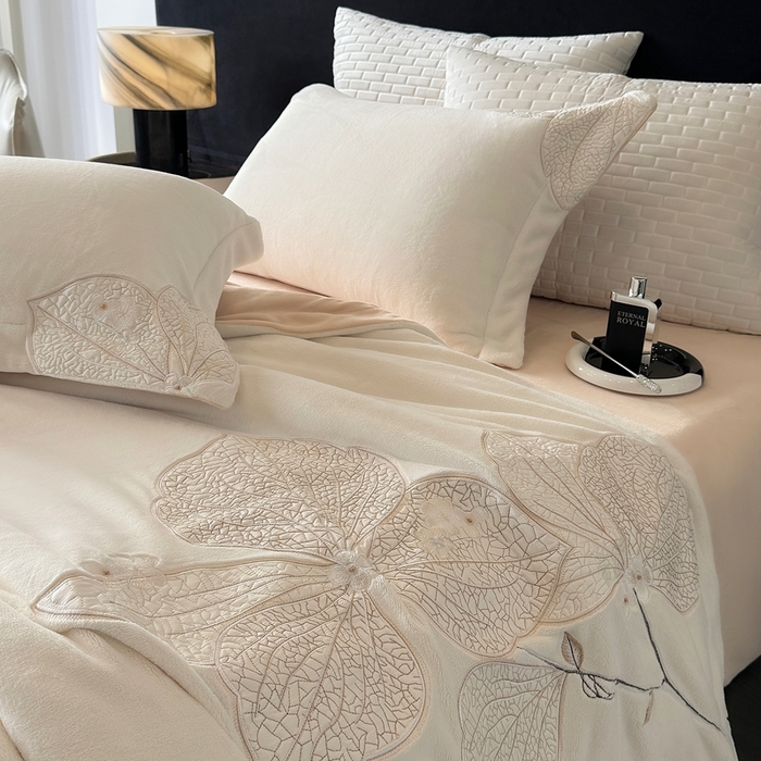 91家纺网 家纺一手货源 找家纺 沐白家居 2024新款全消光高克重锦芙牛奶绒绣花四件套-香雪兰 香雪兰-奶油白