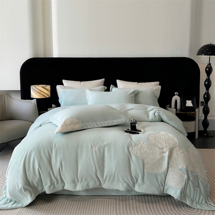 91家纺网 家纺一手货源 找家纺 （总）沐白家居 2024新款全消光高克重锦芙牛奶绒绣花四件套-香雪兰