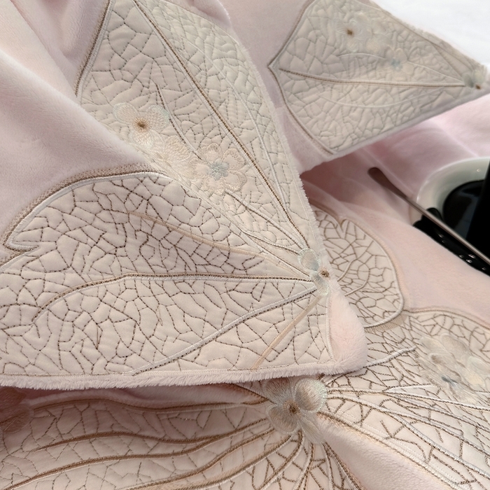 91家纺网 家纺一手货源 找家纺 沐白家居 2024新款全消光高克重锦芙牛奶绒绣花四件套-香雪兰 香雪兰-蔷薇粉