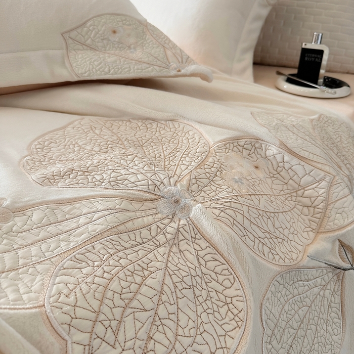 91家纺网 家纺一手货源 找家纺 沐白家居 2024新款全消光高克重锦芙牛奶绒绣花四件套-香雪兰 香雪兰-奶油白