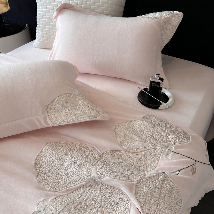 91家纺网 家纺一手货源 找家纺 沐白家居 2024新款全消光高克重锦芙牛奶绒绣花四件套-香雪兰 香雪兰-蔷薇粉