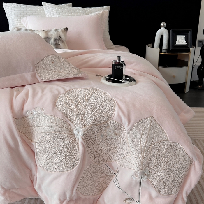 91家纺网 家纺一手货源 找家纺 沐白家居 2024新款全消光高克重锦芙牛奶绒绣花四件套-香雪兰 香雪兰-蔷薇粉