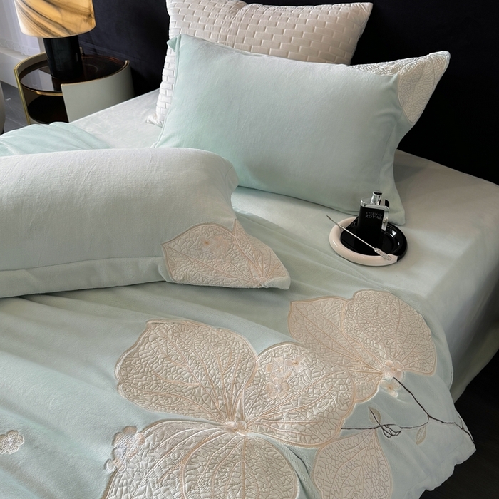 91家纺网 家纺一手货源 找家纺 （总）沐白家居 2024新款全消光高克重锦芙牛奶绒绣花四件套-香雪兰