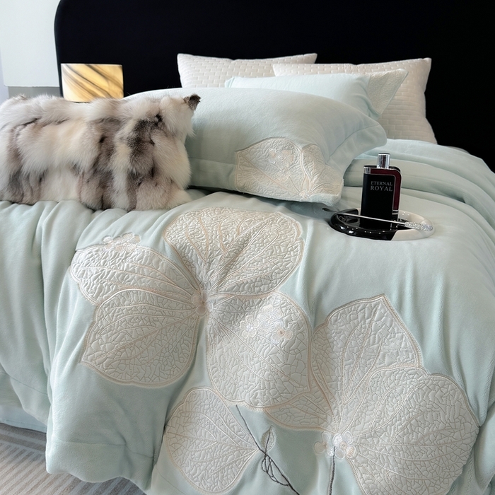 91家纺网 家纺一手货源 找家纺 （总）沐白家居 2024新款全消光高克重锦芙牛奶绒绣花四件套-香雪兰