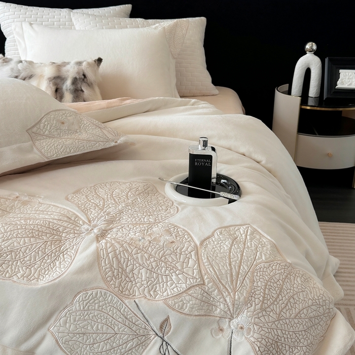 91家纺网 家纺一手货源 找家纺 沐白家居 2024新款全消光高克重锦芙牛奶绒绣花四件套-香雪兰 香雪兰-奶油白