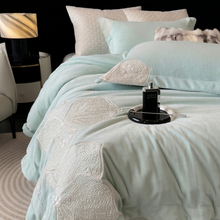 91家纺网 家纺一手货源 找家纺 沐白家居 2024新款全消光高克重锦芙牛奶绒绣花四件套-香雪兰 香雪兰-薄荷蓝