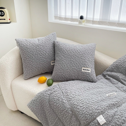 91家纺网 家纺一手货源 找家纺 番茄+ 2025新款兔毛压花抱枕被 浅灰