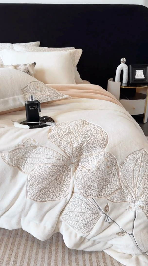 91家纺网 家纺一手货源 找家纺 沐白家居 2024新款全消光高克重锦芙牛奶绒绣花四件套-香雪兰 香雪兰-奶油白