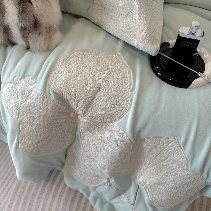 91家纺网 家纺一手货源 找家纺 沐白家居 2024新款全消光高克重锦芙牛奶绒绣花四件套-香雪兰 香雪兰-薄荷蓝