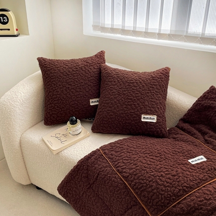 91家纺网 家纺一手货源 找家纺 番茄+ 2025新款兔毛压花抱枕被 咖啡