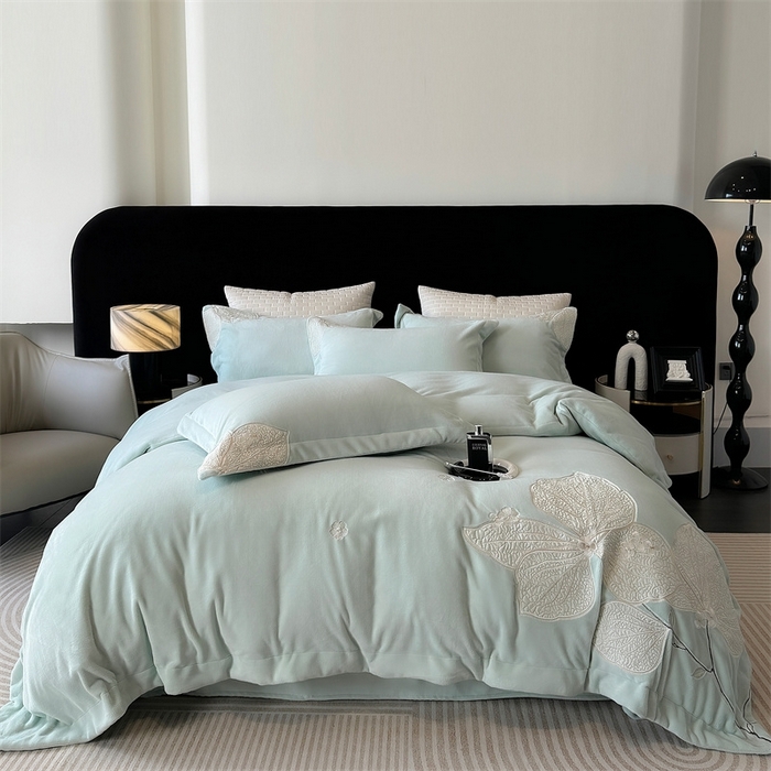 91家纺网 家纺一手货源 找家纺 沐白家居 2024新款全消光高克重锦芙牛奶绒绣花四件套-香雪兰 香雪兰-薄荷蓝