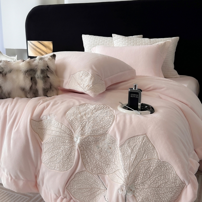 91家纺网 家纺一手货源 找家纺 沐白家居 2024新款全消光高克重锦芙牛奶绒绣花四件套-香雪兰 香雪兰-蔷薇粉