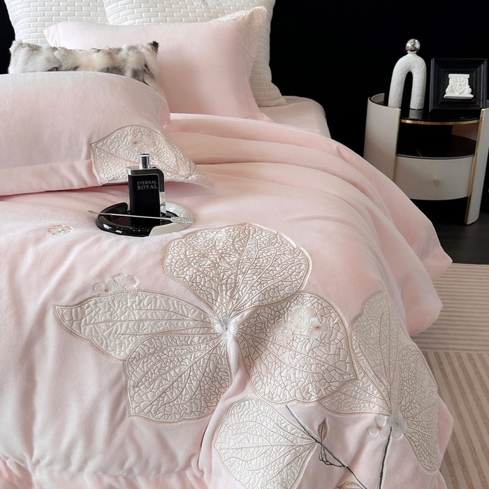 91家纺网 家纺一手货源 找家纺 沐白家居 2024新款全消光高克重锦芙牛奶绒绣花四件套-香雪兰 香雪兰-蔷薇粉