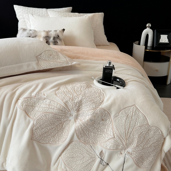 91家纺网 家纺一手货源 找家纺 沐白家居 2024新款全消光高克重锦芙牛奶绒绣花四件套-香雪兰 香雪兰-奶油白