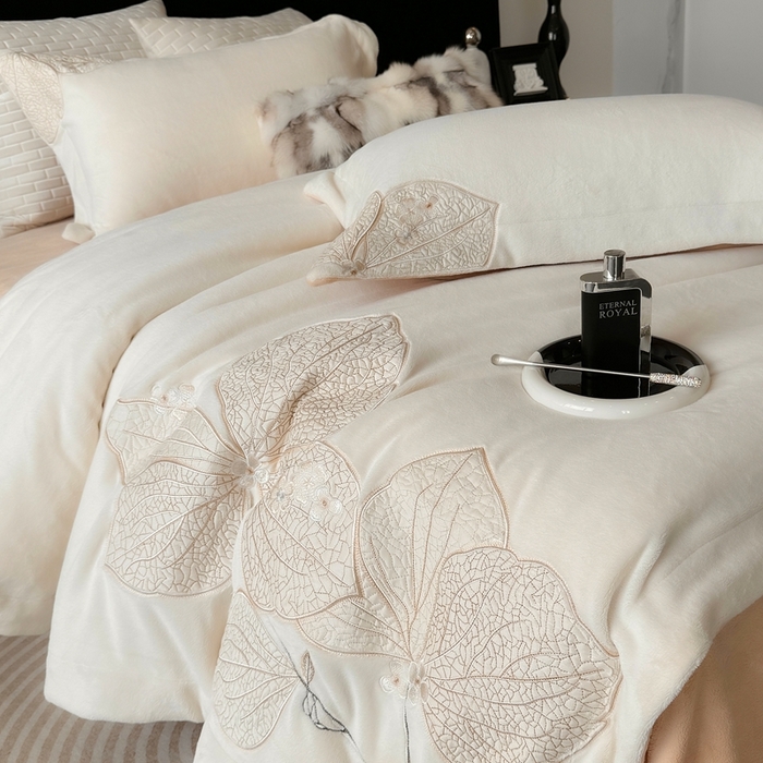 91家纺网 家纺一手货源 找家纺 沐白家居 2024新款全消光高克重锦芙牛奶绒绣花四件套-香雪兰 香雪兰-奶油白