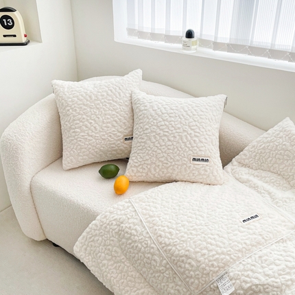 91家纺网 家纺一手货源 找家纺 番茄+ 2025新款兔毛压花抱枕被 奶昔白